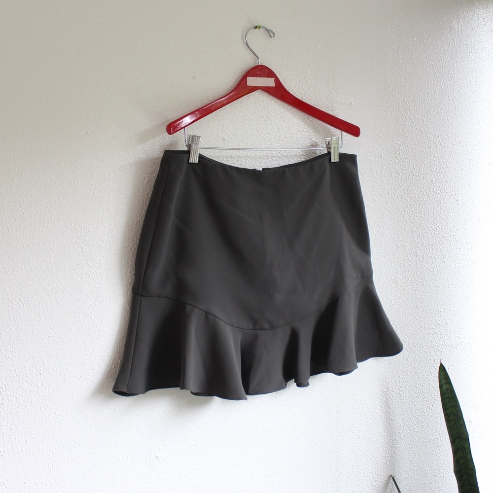 Banana Republic Dark Gray Mini Skirt Flowy Hem Tailored Chic Size 8